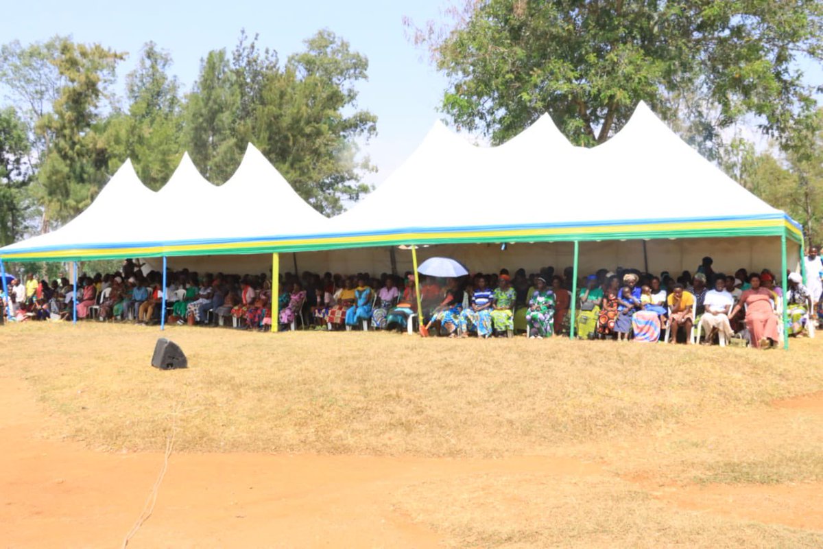 BugeseraDistr's tweet photo. Kuri uyu wa Gatanu, mu Mirenge yose igize Akarere ka #Bugesera, hijihijwe Umunsi w'#Umuganura2026, mu nsanganyamatsiko igira iti: “Umuganura: Isoko y’Ubumwe n’Ishingiro ryo Kwigira.”
Umuyobozi w'Akarere @MutabaziRich n'inzego z'umutekano bifatanyije n'abaturage ba @RuhuhaBugesera https://t.co/poq3JebqkC