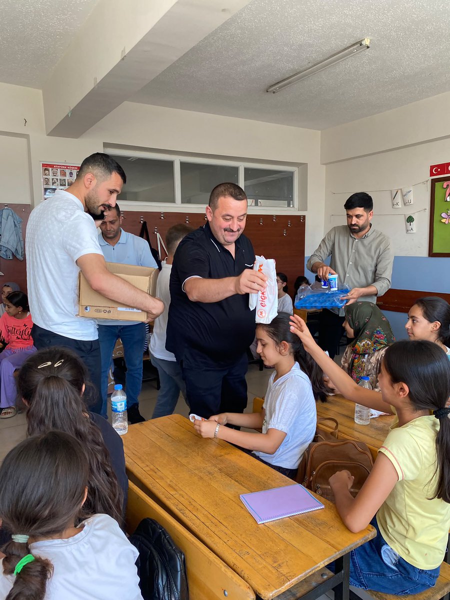 tameralhas's tweet photo. Bugün Selçuk İlköğretim Okulu’nda TÜGVA tarafından düzenlenen yaz okulunu ziyaret ederek öğrenci kardeşlerimizle bir araya geldik. Onların taleplerini yerine getirmenin ve yüzlerindeki mutluluğa ortak olmanın sevincini yaşadık.

Geleceğimizin teminatı olan evlatlarımız için fedakârca emek veren TÜGVA yönetimine ve kıymetli öğretmenlerimize özverili çalışmalarından dolayı teşekkür ediyor, tüm öğrencilerimize eğitim hayatlarında başarılar diliyorum.