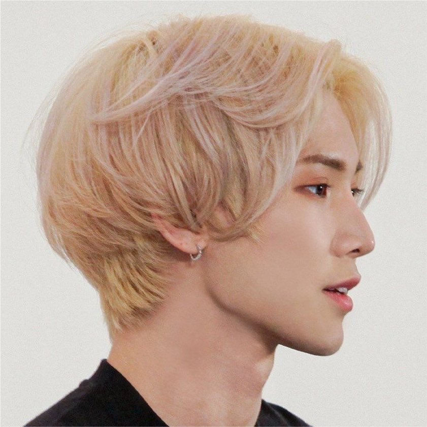 romatzzz's tweet photo. theyre actually the same person https://t.co/YUUNLO1o2t