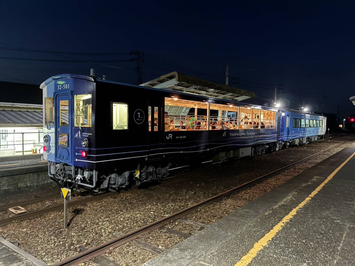 jrs_matsuyama's tweet photo. 🍻夕焼けビールトロッコ2026🍻

本日は #夕焼けビールトロッコ の今夏最終運行日です🚃

お天気にも恵まれ、夕景との出会いも期待できそうです🌅🍺

今シーズンも多くのお客様にご乗車いただきありがとうございました😊

夏の締めくくりに素敵なひとときをお過ごしください✨

#キリンビール
#松山駅 https://t.co/1n0oDonjLd