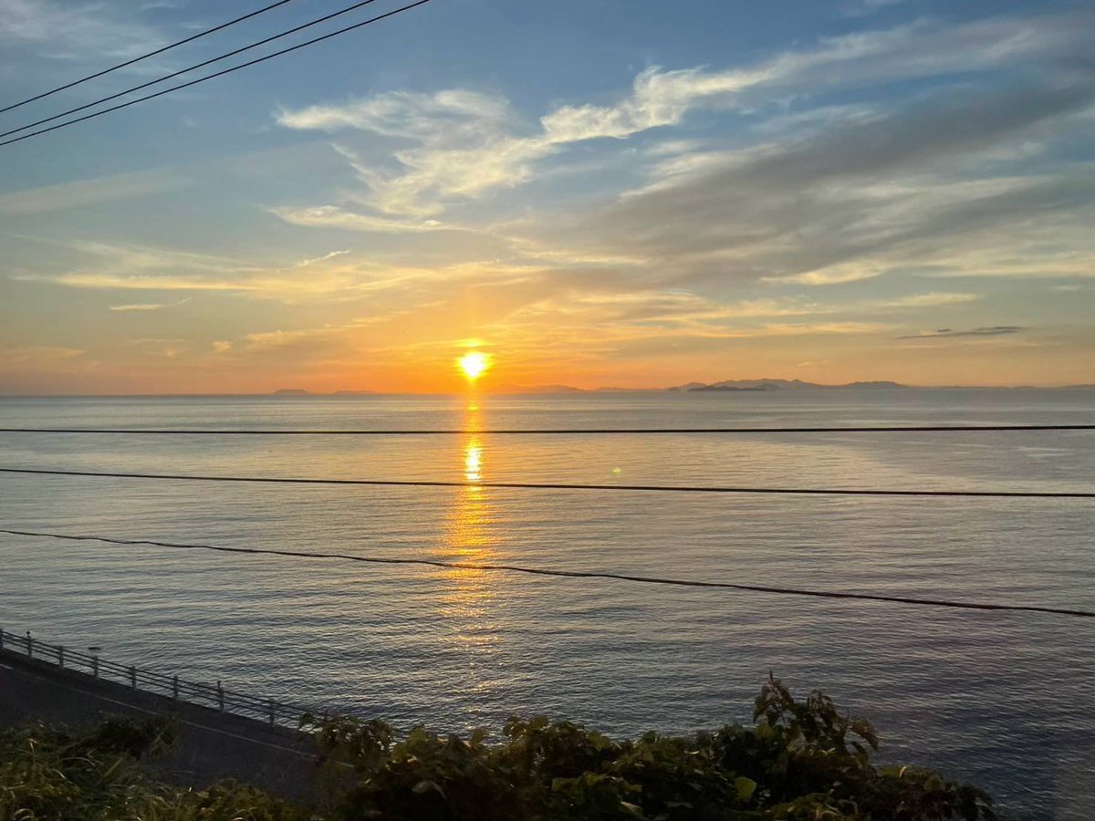 jrs_matsuyama's tweet photo. 🍻夕焼けビールトロッコ2026🍻

本日は #夕焼けビールトロッコ の今夏最終運行日です🚃

お天気にも恵まれ、夕景との出会いも期待できそうです🌅🍺

今シーズンも多くのお客様にご乗車いただきありがとうございました😊

夏の締めくくりに素敵なひとときをお過ごしください✨

#キリンビール
#松山駅 https://t.co/1n0oDonjLd