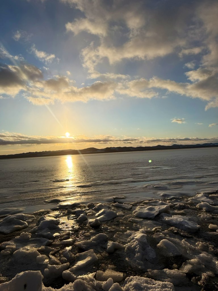 aibayome's tweet photo. 今日のサロマ湖
32度
この気温でも暑くて暑くて
氷点下のサロマ湖と一緒にのせたら
涼しくならないかな

でも明日の最高気温の予想は
21度
今年は気温差が激しい
おつかれさまでした https://t.co/9HUmL6XN6j