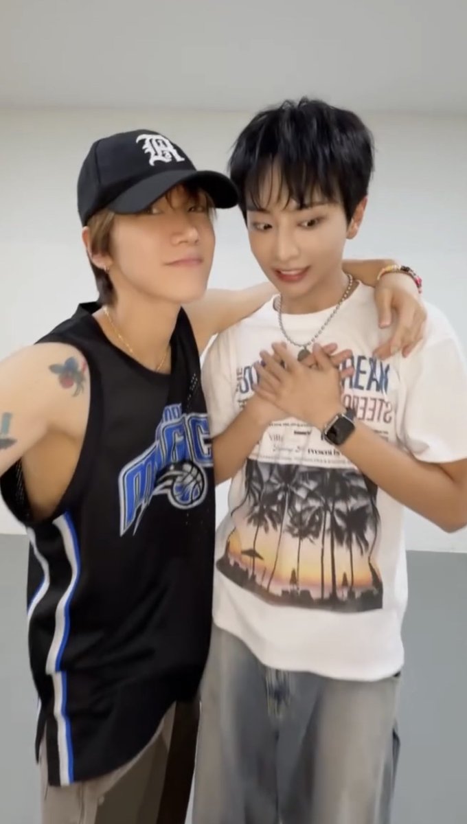 Konacharat's tweet photo. ชีฮุนกับน้องเตนล์!!!!! อะไรที่ไม่เคยเห็นก็ได้เห็น กี๊ดดดดดด โคจรมาเจอกันได้ไงอ่ะ5555555 https://t.co/FgKgzMCfOe