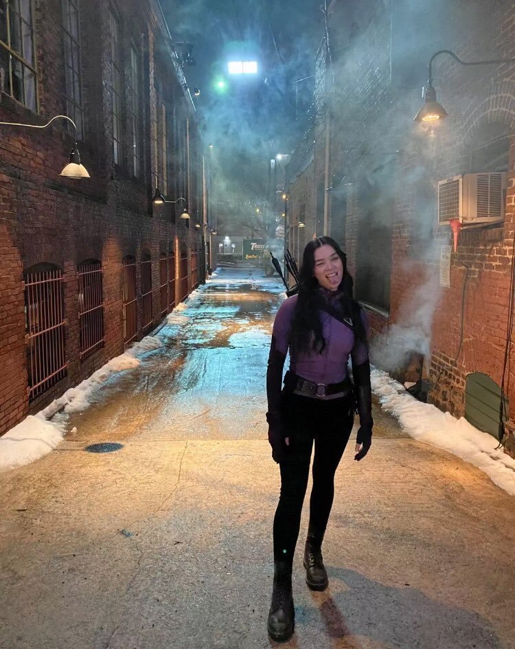 KateBishopNews's tweet photo. Blessing the timeline with Kate Bishop BTS pics https://t.co/MRm6tHmNx0