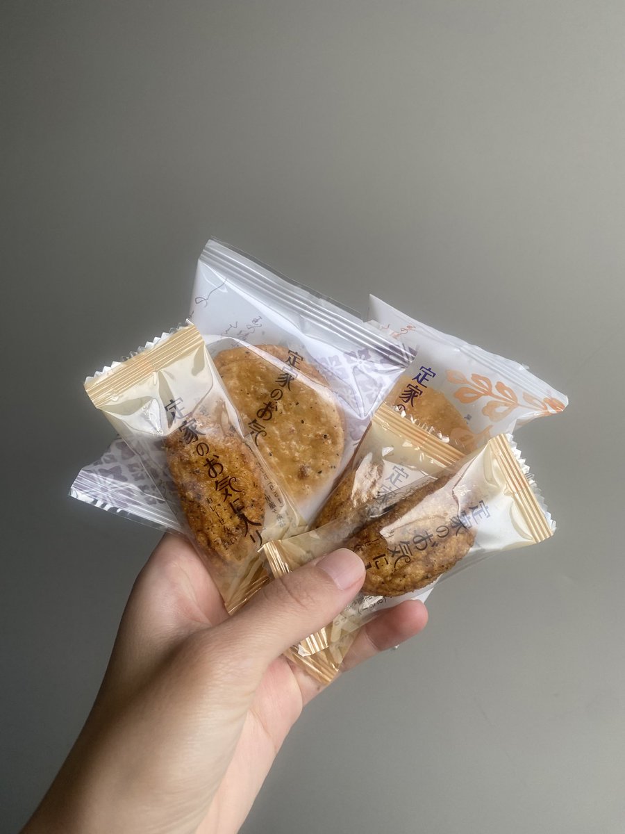 yasuda0819's tweet photo. 会社で貰った食べ物うれしいから同じ壁の前でいつも写真撮ってる_最新.jpg https://t.co/1aBkS2UX8c