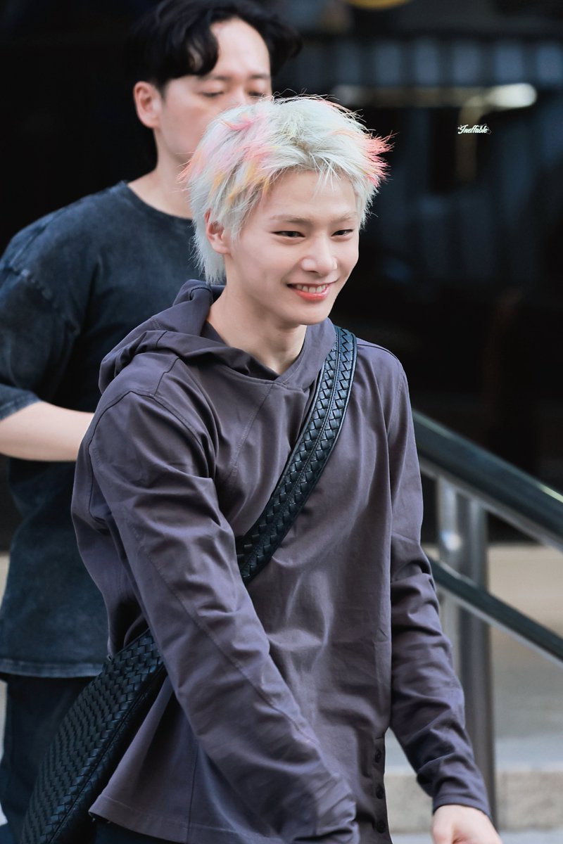 ineffable0208's tweet photo. 260807 뮤뱅 퇴근

초딩이 퇴근

#스트레이키즈 #straykids 
#아이엔 #I_N https://t.co/ZykEF6hvuG
