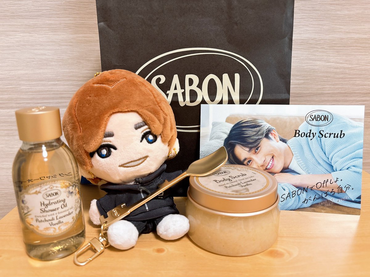 reimu_st's tweet photo. SABONでパチュリ・ラベンダー・バニラのリセットキットを購入しました！
ウォータースタンドで体験させていただいたんだけど、このスクラブ本当に肌ツルツルになって凄い🫧
樹の店内放送も聞けたし幸せ空間だった🌿
店員さんが優しくてとても良い買い物が出来ました😌💙
#田中樹とSABONしよ 
#SABON https://t.co/fJZZ7AZlQW