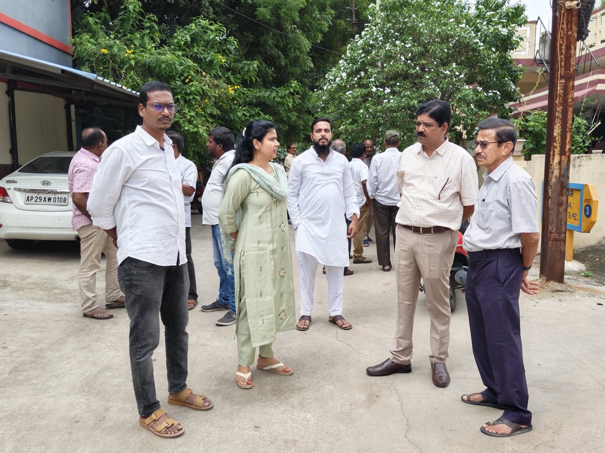 ChintalaShanti's tweet photo. Visited Janaki Nagar, #Alwal and interacted with local residents. Noted issues related to sewerage, laying of tiles for the yoga area, and sanitation. Assured the residents that the concerns will be taken up with the concerned authorities and resolved at the earliest.
@KTRBRS https://t.co/SO5oUZMXvE