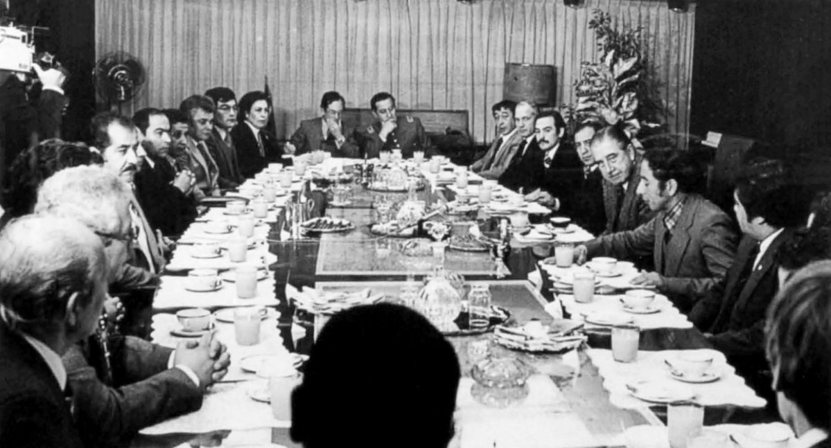 desde_1965's tweet photo. El general Augusto Pinochet comenzaba su jornada muy temprano, entre las 6:00 y las 6:30 de la mañana, practicando gimnasia y karate. A las 8:00, encabezaba un desayuno en el Palacio de La Moneda con sus ministros e invitados que variaban en cada ocasión. https://t.co/7WdXshdJK2