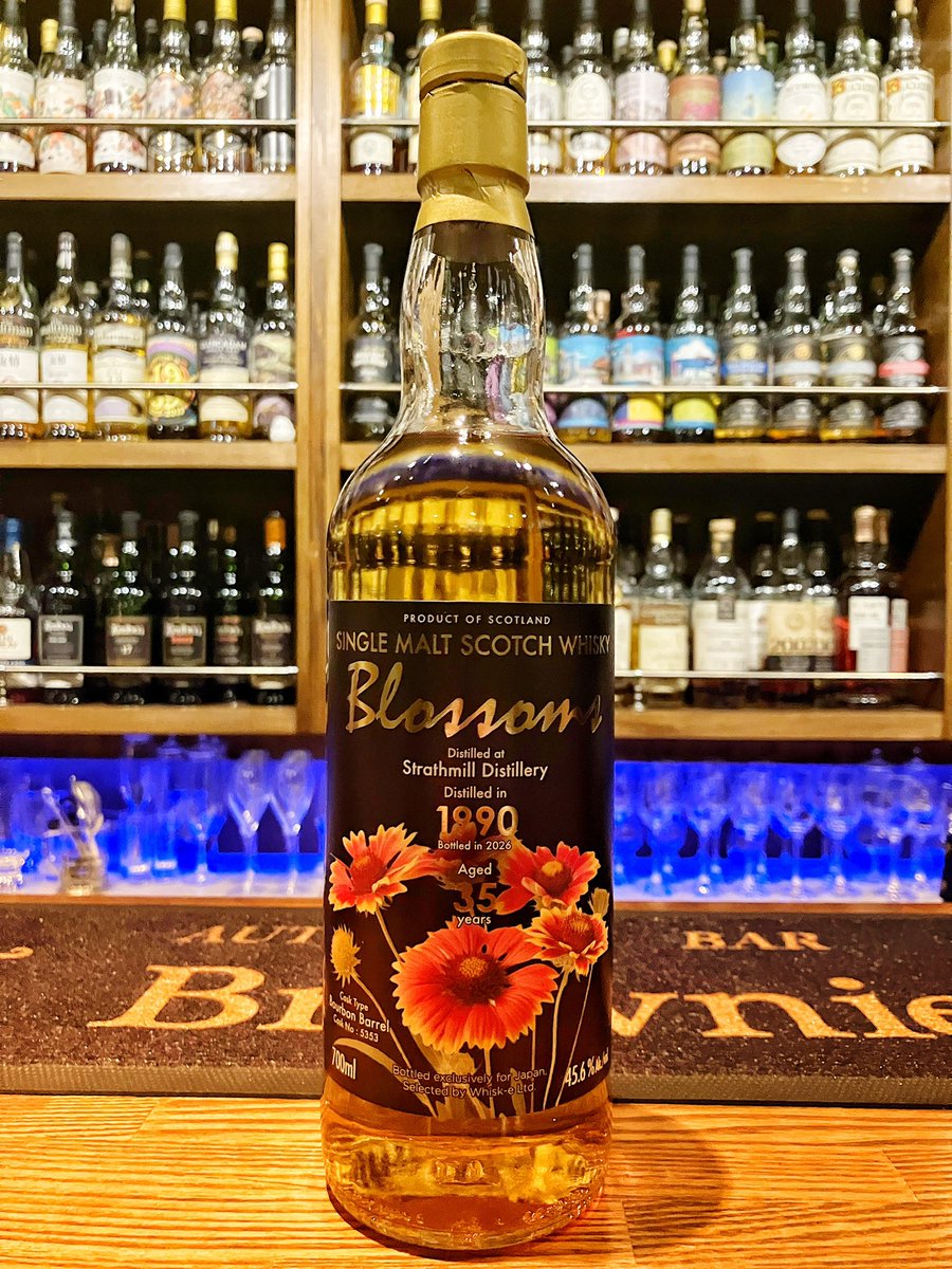 brownie_obihiro's tweet photo. Strathmill 1990 35y 45.6%

最近話題の長熟ストラスミル。当店にはブロッサムズのものが届いています！
プラムやラズベリーなどの酸味をもつフルーツ感が強い印象。
ドライフルーツとの相性抜群ですので、ぜひお試しを！

いつもと変わらず
ひっそりと…お待ちしています。

<(_ _)>
 
BAR Brownie https://t.co/eVfIyal0mZ
