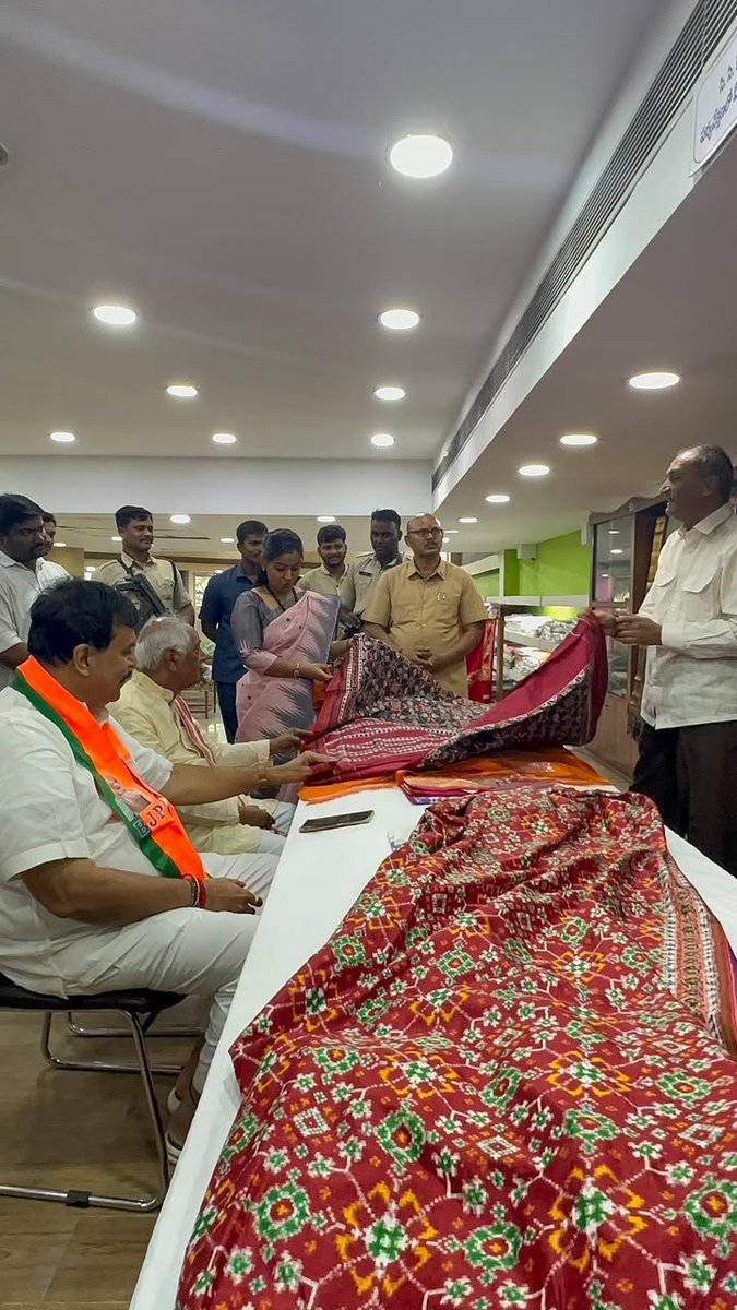 ReddySudhakar21's tweet photo. On the occasion of National Handloom Day, I had the privilege of distributing handloom sarees and blankets to the needy, as a humble gesture of service and also to encourage the invaluable work of our handloom weavers.

Every handloom product carries within it the skill of an artisan, the livelihood of a family and the cultural heritage of Bharat. Supporting handloom is not merely about choosing a fabric — it is about standing with our weavers and preserving a proud tradition passed down through generations.

Later, I joined the National Handloom Day celebrations at the Handloom Showroom, Nampally, along with Shri @Dattatreya Ji, former Governor of Haryana; Smt. @vjbandarubjp, State Secretary, BJP Telangana; Shri Anand Goud, State President, OBC Morcha, BJP Telangana; Shri Vanjari Mahesh, BJYM leader, and other leaders and karyakartas.

Hon’ble Prime Minister Shri Narendra Modi Ji’s vision of Vocal for Local and Atmanirbhar Bharat has brought renewed focus to our traditional crafts and the hands that sustain them.

On this special day, let us make handloom a part of our everyday lives. When we choose handloom, we honour our heritage, empower our weavers and strengthen Bharat’s self-reliance.

Wear Handloom. Support Weavers. Celebrate Bharat’s Heritage.

#NationalHandloomDay #IndianHandloom #VocalForLocal #AtmanirbharBharat #SupportOurWeavers #BJPTelangana
@BJP4Telangana