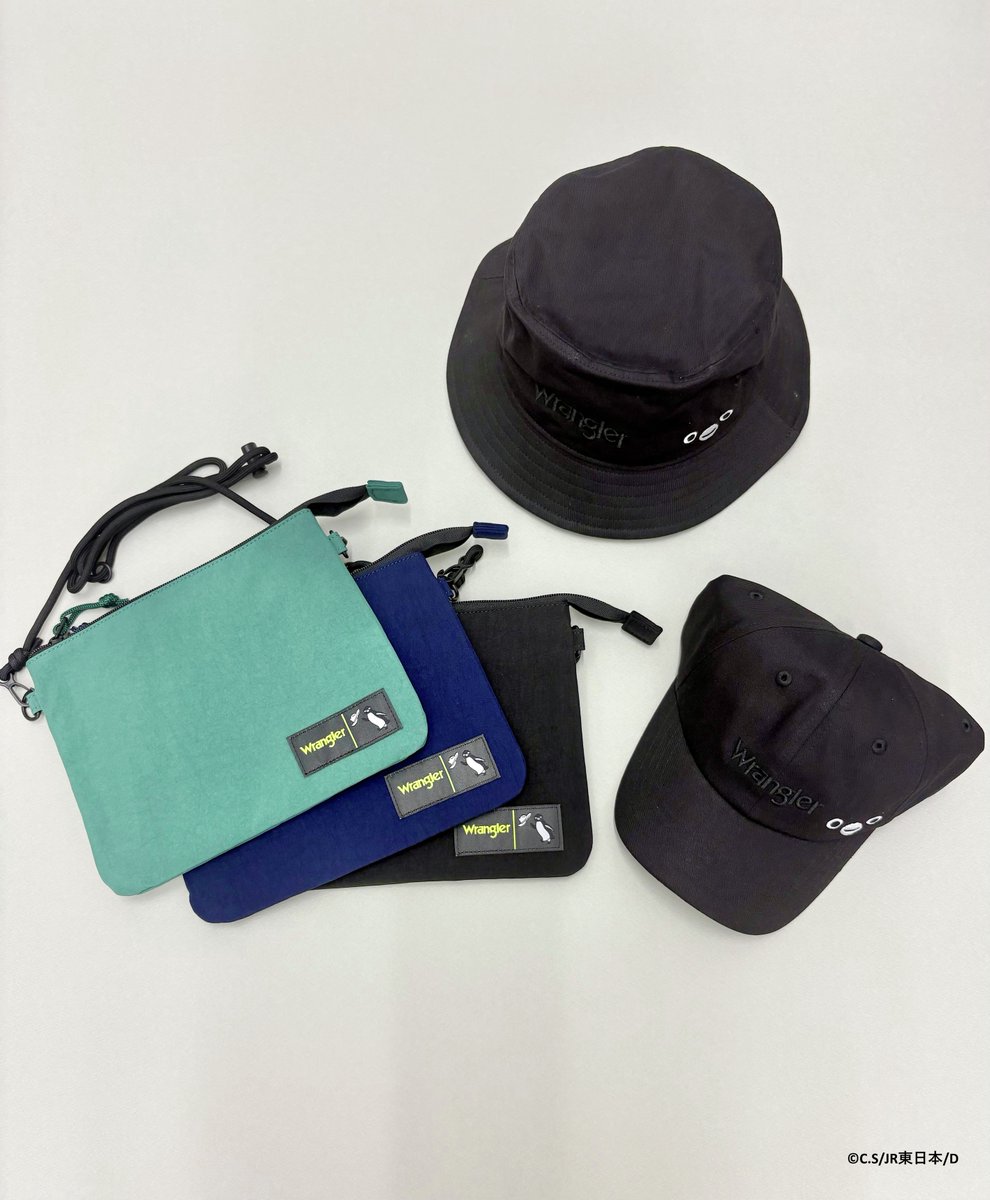 Pensta_JRCross's tweet photo. \ Pensta 8月8日新商品のお知らせ /
デニムブランド「Wrangler（ラングラー）」×Suicaのペンギンのコラボレーションが実現！
8月8日（土）に新発売！
ドンとお顔がデザインされたインパクト抜群のトートやミニサコッシュから、
デイリーに使いやすいシンプルデザインのリュックやハットまで✨
日常使いはもちろん、旅行やアウトドアにも大活躍間違いなしです！
ぜひPensta店舗でお手に取ってご覧ください！

1枚目：トートオカオ　3,850円
2枚目：サコッシュオカオ 3,850円
3枚目：バックパックカウボーイ6,490円
4枚目：サコッシュカウボーイ4,290円
　　　　バケットハット4,290円
　　　　オカオキャップ4,290円

＊価格は全て税込です