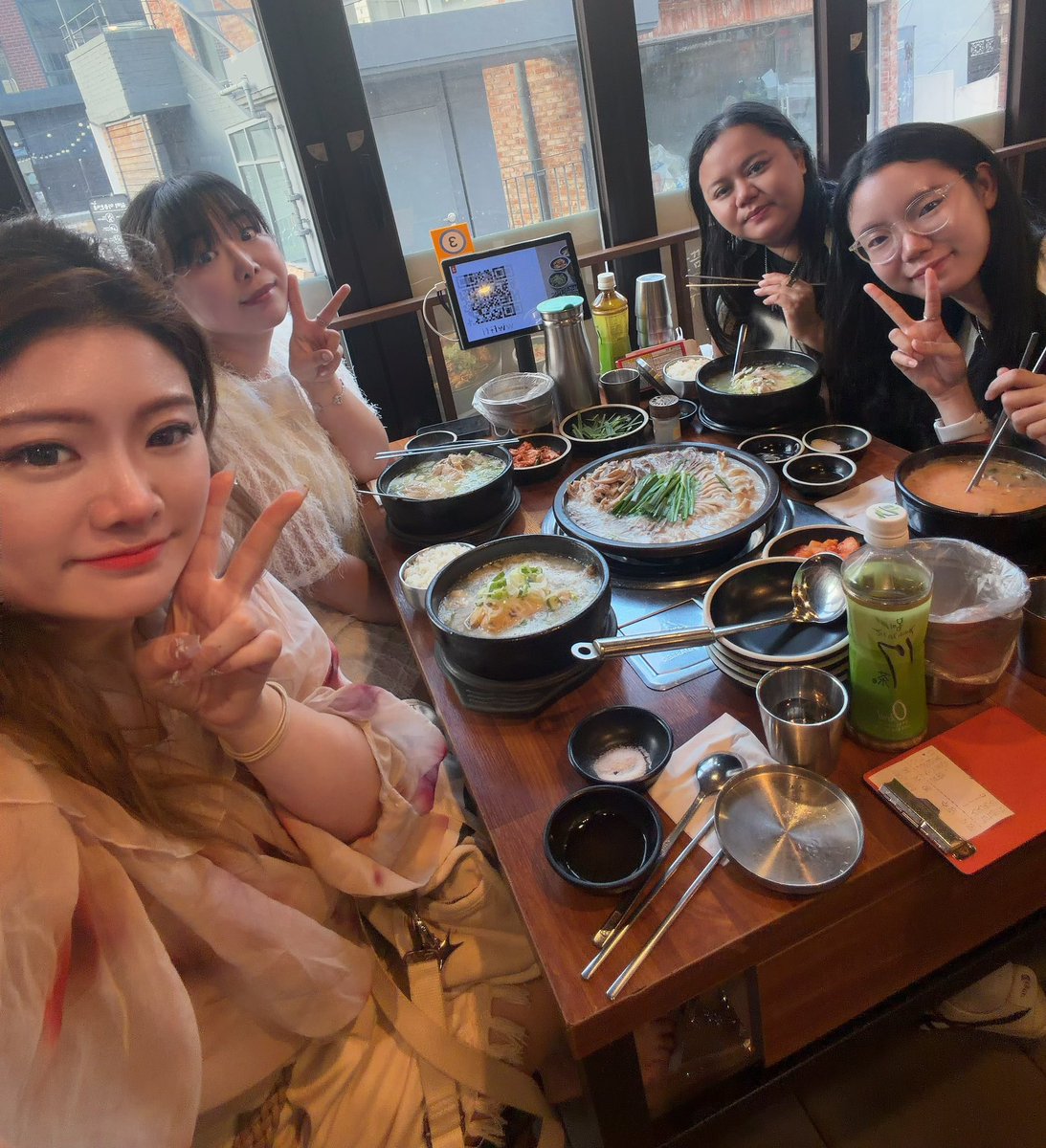 EikoEiko331's tweet photo. 参加完韩国SuperSun展览
吃饭吃饭🥳
天气好热流了好多汗
吃好吃的参鸡汤补补😆🤗

#SUPERSUN
#SUPERSUNxBAZAARHOUSE
#BAZAARHOUSE
#ZeePruk https://t.co/EGUSdEqfNl