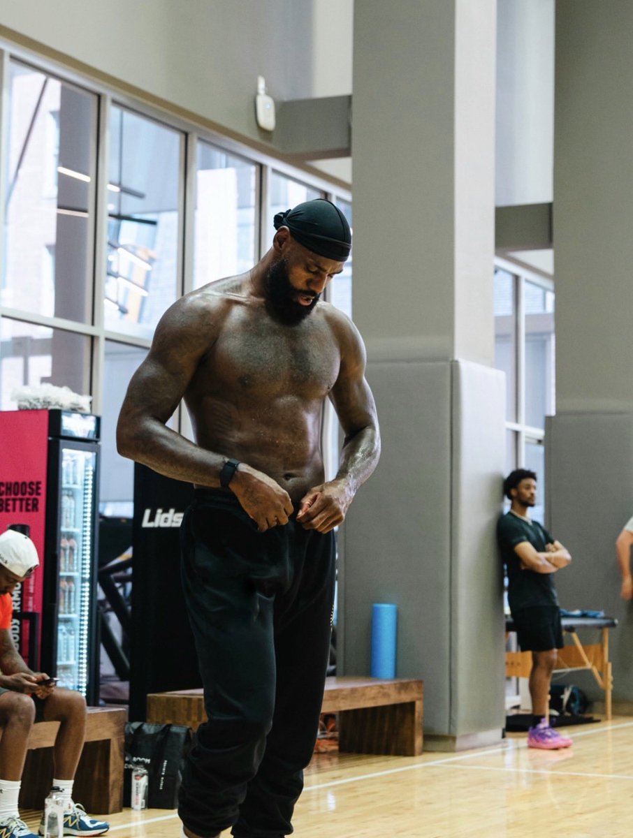 LeBronEnEspanol's tweet photo. Bron entrenando en New York.

Año 24 cargando… https://t.co/UZXO5pOqHU