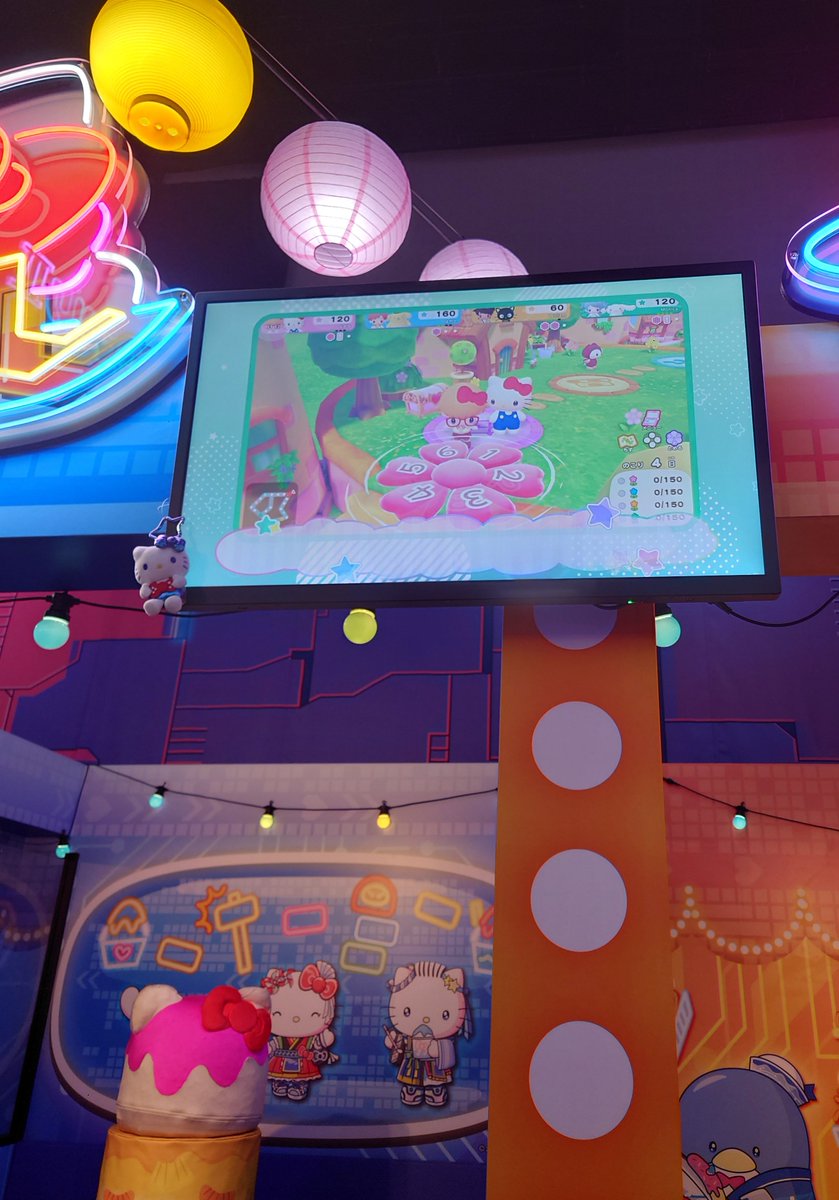 pito8psan's tweet photo. 今更だけどピューロにサンリオパーティランドの特典キティちゃんが飾られてた🎀
みんなゲームに夢中で気づきづらくない？
せっかくあるのにこんな高い位置じゃよく見えないよ💦
サイズは思ってた通りの感じで実物見られてよかった！ https://t.co/5WNAbdA1cC