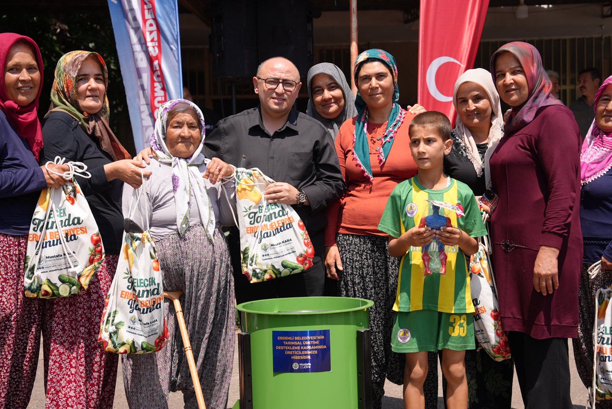 mustafakara_erd's tweet photo. Bugün Hüsametli ve Yeniyurt mahallelerimizde hemşehrilerimizle bir araya geldik, mahallelerimizde hayata geçirdiğimiz hizmetleri anlattık, onların taleplerini dinledik.

Program kapsamında üreticilerimiz ceviz soyma makinesi ve tarımsal üretim kitlerini de teslim ettik.

Vatandaşlarımızın ilgisi, samimiyeti ve güzel sohbetleri için tüm hemşehrilerimize gönülden teşekkür ediyorum.

#MustafaKara #ErdemliBelediyeBaşkanı