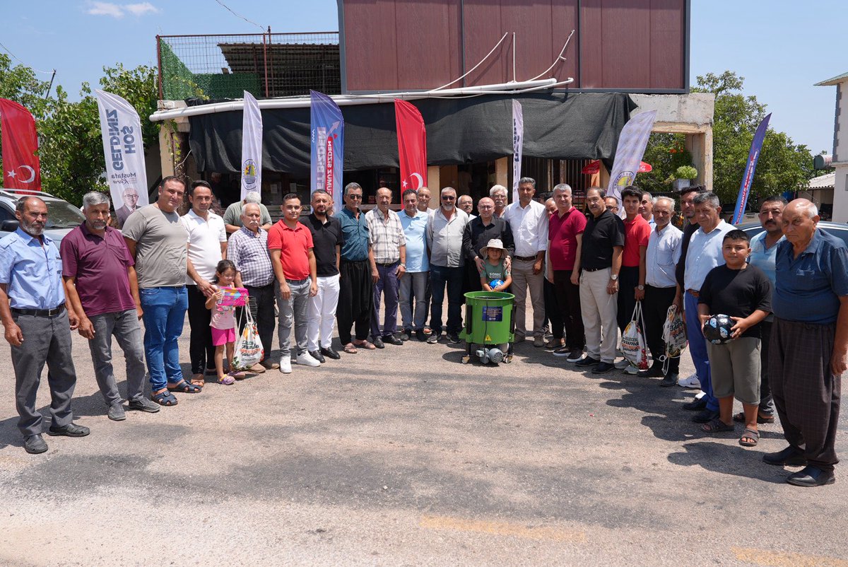 mustafakara_erd's tweet photo. Bugün Hüsametli ve Yeniyurt mahallelerimizde hemşehrilerimizle bir araya geldik, mahallelerimizde hayata geçirdiğimiz hizmetleri anlattık, onların taleplerini dinledik.

Program kapsamında üreticilerimiz ceviz soyma makinesi ve tarımsal üretim kitlerini de teslim ettik.

Vatandaşlarımızın ilgisi, samimiyeti ve güzel sohbetleri için tüm hemşehrilerimize gönülden teşekkür ediyorum.

#MustafaKara #ErdemliBelediyeBaşkanı