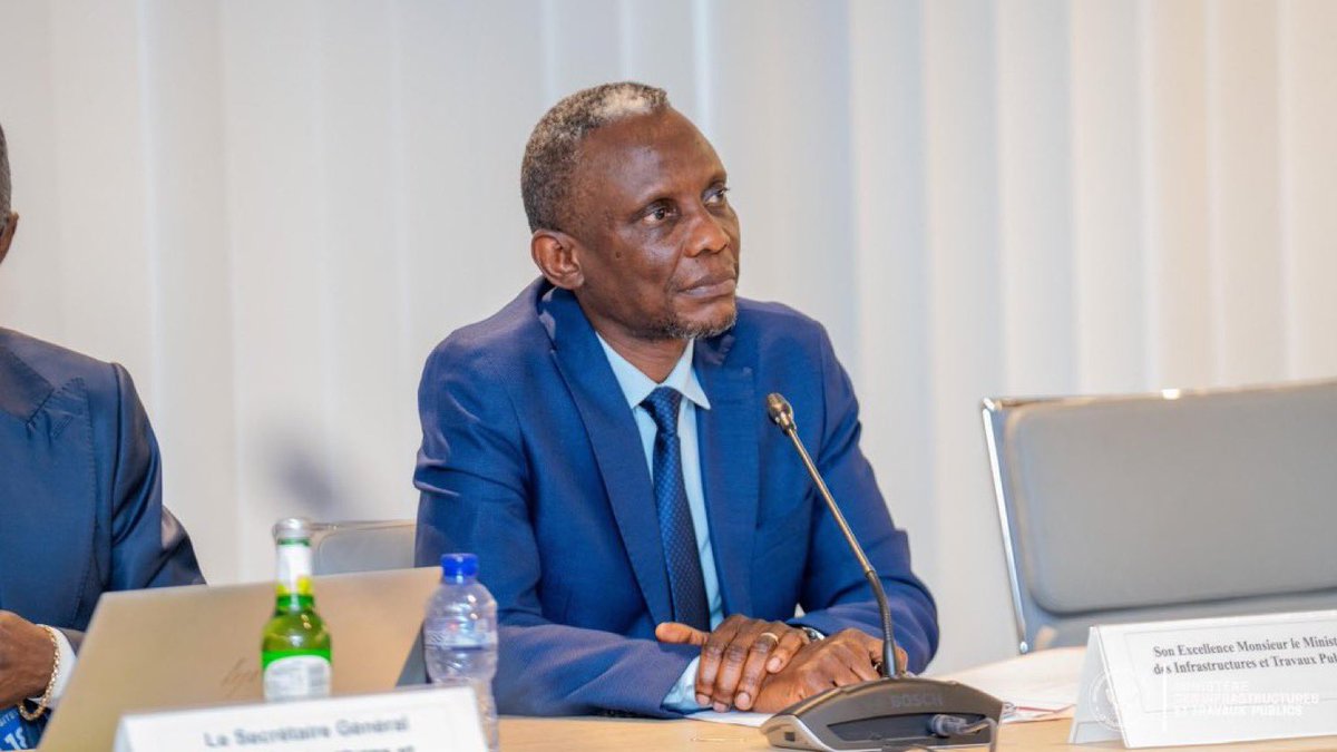 EkutshuRobert's tweet photo. #RDC: Corridor 6 : le gouvernement accélère un projet stratégique de plus de 500 millions USD pour désenclaver le Grand Équateur

Le gouvernement congolais, sous la conduite du ministre des Infrastructures et Travaux publics, #John #Banza #Lunda, a franchi une nouvelle étape dans la mise en œuvre du Corridor 6, un projet structurant destiné à connecter Zongo, Gemena, Akula et Lisala tout en renforçant les liaisons avec la République centrafricaine, le Cameroun et le reste du continent.
@Presidence_RDC @TinaSalama2 @SuminwaJudith @PrimatureRDC