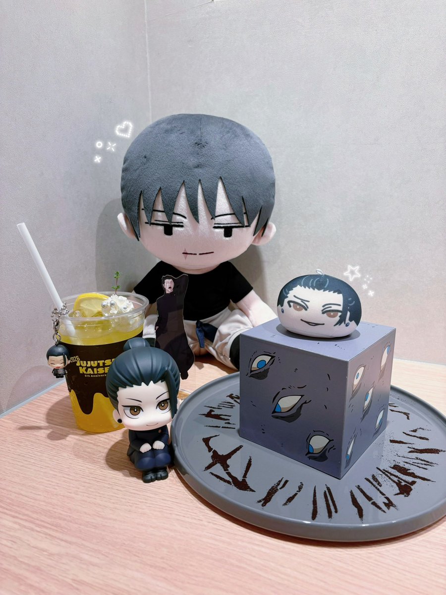 0w60i's tweet photo. .
🤍⟡.⋆呪術廻戦カフェ2026 
　　　　　　　5th Anniversary🤍⟡.⋆

にこにこなすぐるくんがいちばん（◝ ⌄ ◜)💛
.
. https://t.co/QOU4z7cKqC