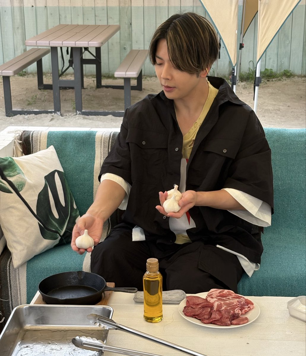 massmile5's tweet photo. 目が悪すぎて一瞬ネコちゃんがいるのかと思った😳胸元にwww https://t.co/znevt64aPb
