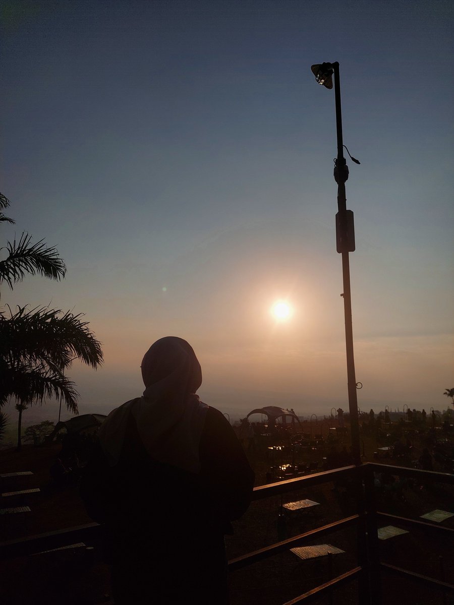Lylyajah's tweet photo. Sunrisee kota malang 🌤 https://t.co/9QJQeA0HFa