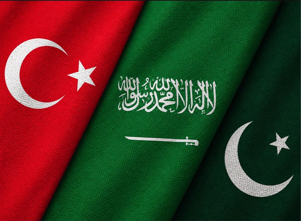 alrougui's tweet photo. تحديث اجتماع السعودية باكستان تركيا:

- بعد وصول رئيس الوزراء الباكستاني وقائد الجيش والوفد الباكستاني توجه للحرم المكي معتمرا

-بعد الانتهاء من العمرة توجه الوفد الباكستاني لقصر الصفاء بمكة المكرمة واستقبله سمو ولي العهد

-الرئيس التركي وصل قبل قليل لجدة وسيلتحق بهم وسيكون في استقباله سمو ولي العهد