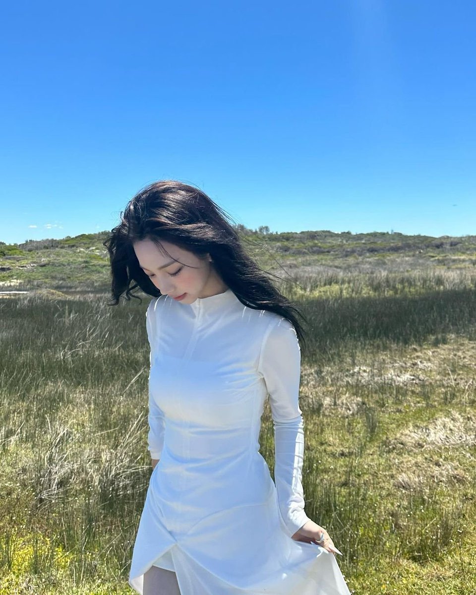 Daccbluu's tweet photo. Karina's new solo music and stage are nothing short of phenomenal. Every detail from choreography to styling reflects her incredible dedication and artistic vision.

KARINA NEW SOLO MUSIC
#KarinaNewMusic
#카리나_신곡_공개 https://t.co/tGVFm5qYTD