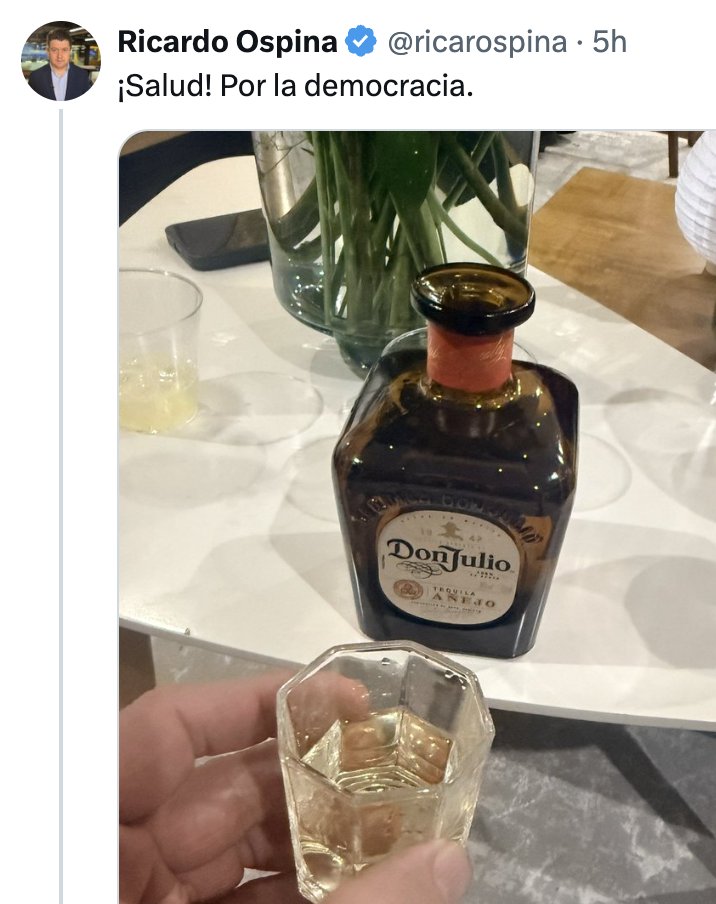 YoAlejoV's tweet photo. Y se la pasaron 4 años diciendo que Petro "atacaba la libertad de prensa". Falsos, Petro lo que hizo fue defenderse de un poco de activistas políticos de extrema derecha con micrófono en medios de comunicación tradicionales dedicados a mentir y manipular.

Le hicieron campaña a Abelardo, quien sí es un peligro para la libertad de expresión y la libertad de prensa.