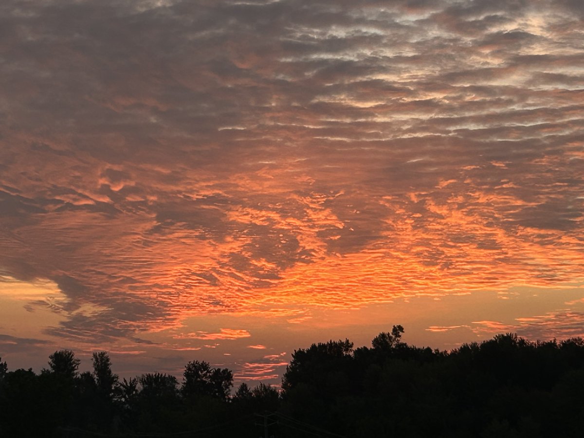 RenaudMicheline's tweet photo. En ce vendredi, un lever de soleil brûlant, précurseur de grande chaleur en Outaouais, aujourd’hui. Bonne journée. https://t.co/xR6w2NuWhz