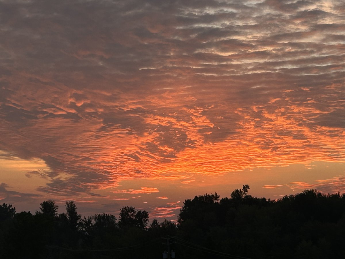 RenaudMicheline's tweet photo. En ce vendredi, un lever de soleil brûlant, précurseur de grande chaleur en Outaouais, aujourd’hui. Bonne journée. https://t.co/xR6w2NuWhz