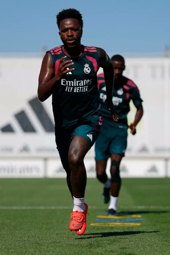 OlakTv's tweet photo. Vinicius today in training! 🤍 https://t.co/XPlFfiOBWF