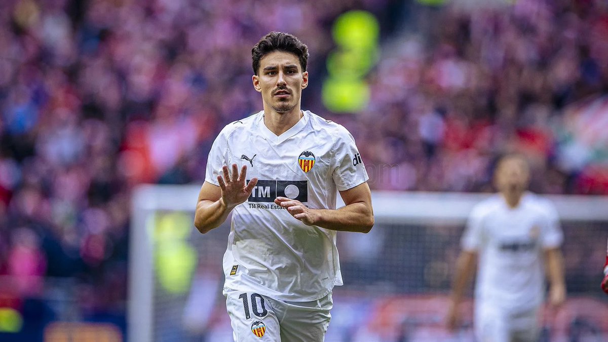 AlexDominguezTW's tweet photo. ℹ️ Sigue el culebrón Almeida. El futbolista tiene apalabrado un contrato a falta de flecos con el @RCCelta. Ayer confirmó que finalmente decidió no ir al @SwansOfficial. El club vigués aprieta y realiza una oferta a la baja ya que saben que es un descarte del @valenciacf. La sartén por el mango la tiene el futbolista porque el VCF necesita sacarlo.