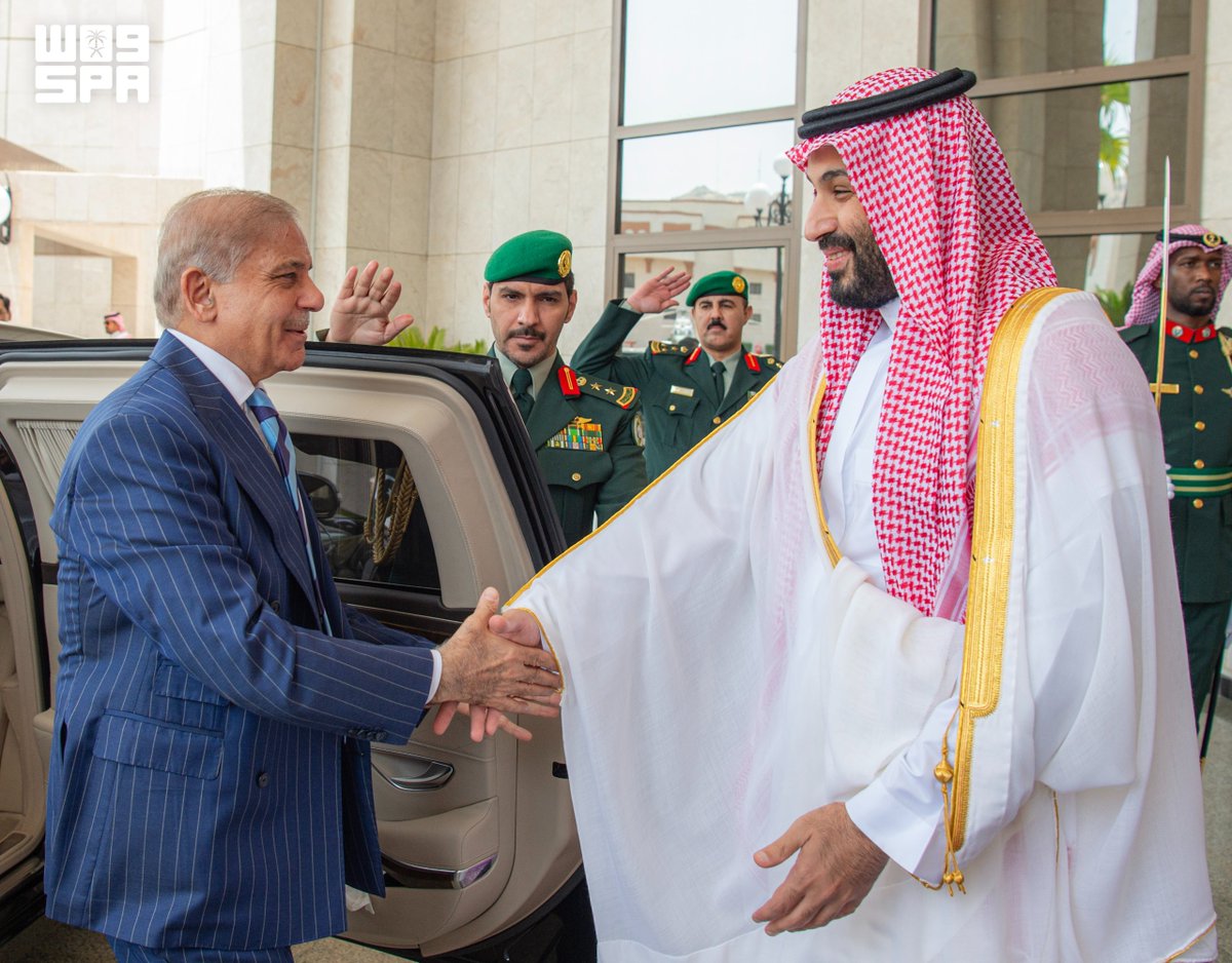 spagov's tweet photo. سمو #ولي_العهد يلتقي في مكة المكرمة رئيس الوزراء في جمهورية باكستان الإسلامية.
#واس https://t.co/fRptzxIlLx