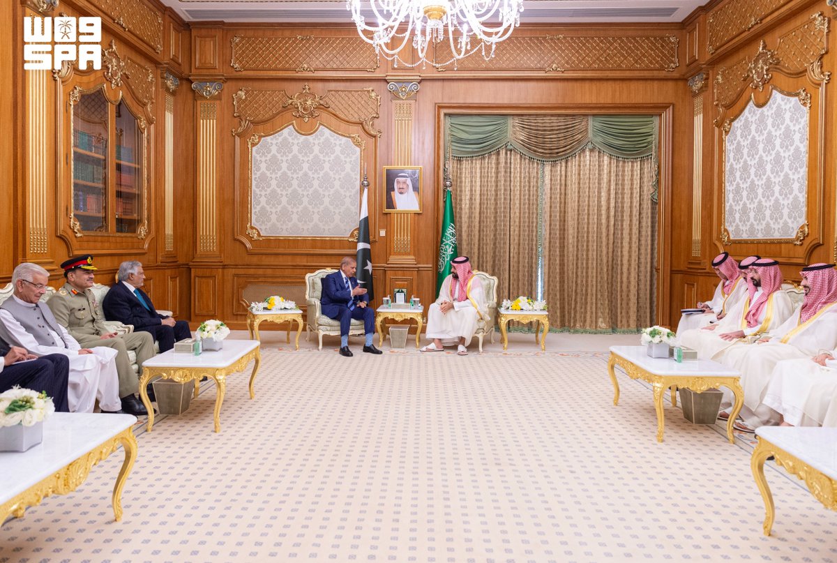 spagov's tweet photo. سمو #ولي_العهد يلتقي في مكة المكرمة رئيس الوزراء في جمهورية باكستان الإسلامية.
#واس https://t.co/fRptzxIlLx