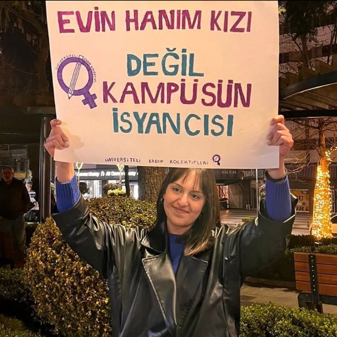 meneymn's tweet photo. Ben İlayda Zorlu. Henüz 19 yaşındaydım, hayallerim vardı. Sadece "kadınlar öldürülmesin" dediğim için, eylemlere katıldığım için beni kendi aileme hedef gösterdiler, eve hapsettiler. Kendi babamın silahıyla hayattan koparıldım. "İntihar" deyip üstünü örtmelerine izin vermeyin.. https://t.co/F5CckFBSzx