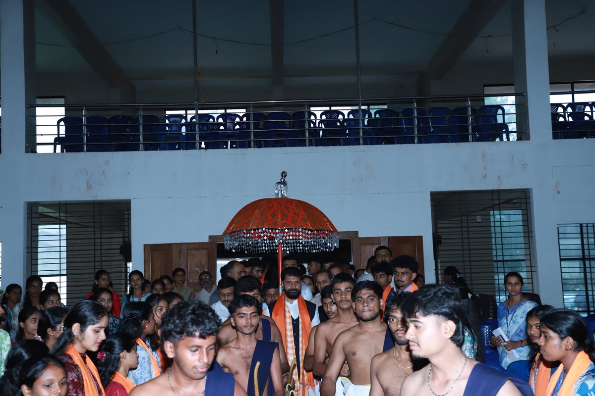 CTRavi_BJP's tweet photo. “ಯುವ ಸಮೂಹ ರಾಷ್ಟ್ರವನ್ನು ಮುನ್ನಡೆಸಿದರೆ ವಿಶ್ವಗುರು ಭಾರತದ ನಿರ್ಮಾಣ ಸಾಧ್ಯ “

ಪುತ್ತೂರಿನ ವಿವೇಕಾನಂದ ಕಲಾ, ವಿಜ್ಞಾನ ಮತ್ತು ವಾಣಿಜ್ಯ ಮಹಾ���ಿದ್ಯಾಲಯದ (ಸ್ವಾಯತ್ತ) ಕೇಶವ ಸಂಕಲ್ಪ ಸಭಾಭವನದಲ್ಲಿ ಆಯೋಜಿಸಲಾಗಿದ್ದ '2026-2027 ನೇ ಸಾಲಿನ ವಿದ್ಯಾರ್ಥಿ ಸಂಘದ ಉದ್ಘಾಟನಾ' ಕಾರ್ಯಕ್ರಮದಲ್ಲಿ ಪಾಲ್ಗೊಂಡು ಯುವ ವಿದ್ಯಾರ್ಥಿಗಳನ್ನುದೇಶಿಸಿ ಮಾತನಾಡಲಾಯಿತು. 

ಯುವಶಕ್ತಿ ದೇಶದ ಆಸ್ತಿ. ವಿದ್ಯಾರ್ಥಿಗಳು ಮೌಲ್ಯಾಧಾರಿತ ಶಿಕ್ಷಣದೊಂದಿಗೆ ನಾಯಕತ್ವ ಗುಣಗಳನ್ನು ಬೆಳೆಸಿಕೊಂಡು ಸಮಾಜ ಹಾಗೂ ರಾಷ್ಟ್ರದ ಪ್ರಗತಿಗೆ ಸಕ್ರಿಯವಾಗಿ ಕೊಡುಗೆ ನೀಡಬೇಕು. ಭಾರತ ವಿಶ್ವವನ್ನು ಮುನ್ನಡೆಸಬೇಕಾದರೆ ಯುವಕರು ದೇಶವನ್ನು ಮುನ್ನಡೆಸಬೇಕು.

ಈ ಸಂದರ್ಭದಲ್ಲಿ ವಿವೇಕಾನಂದ ವಿದ್ಯಾವರ್ಧಕ ಸಂಘದ ಅಧ್ಯಕ್ಷರಾದ ಶ್ರೀ ಕೃಷ್ಣ ಶೆಟ್ಟಿ ಕಡಬ, ಕಾಲೇಜಿನ ಆಡಳಿತ ಮಂಡಳಿ ಅಧ್ಯಕ್ಷರಾದ ಡಾ. ಶ್ರೀಪತಿ ಕಲ್ಲೂರಾಯ, ಸಂಚಾಲಕರಾದ ಶ್ರೀ ಮುರಳಿಕೃಷ್ಣ ಕೆ. ಎನ್., ಪ್ರಾಂಶುಪಾಲರಾದ ಪ್ರೊ. ಶ್ರೀಕೃಷ್ಣ ಗಣರಾಜ ಭಟ್, ಸೇರಿದಂತೆ ವಿದ್ಯಾರ್ಥಿ ಸಂಘದ ನಾಯಕರು ಹಾಗೂ ವಿದ್ಯಾರ್ಥಿಗಳು ಉಪಸ್ಥಿತರಿದ್ದರು.
