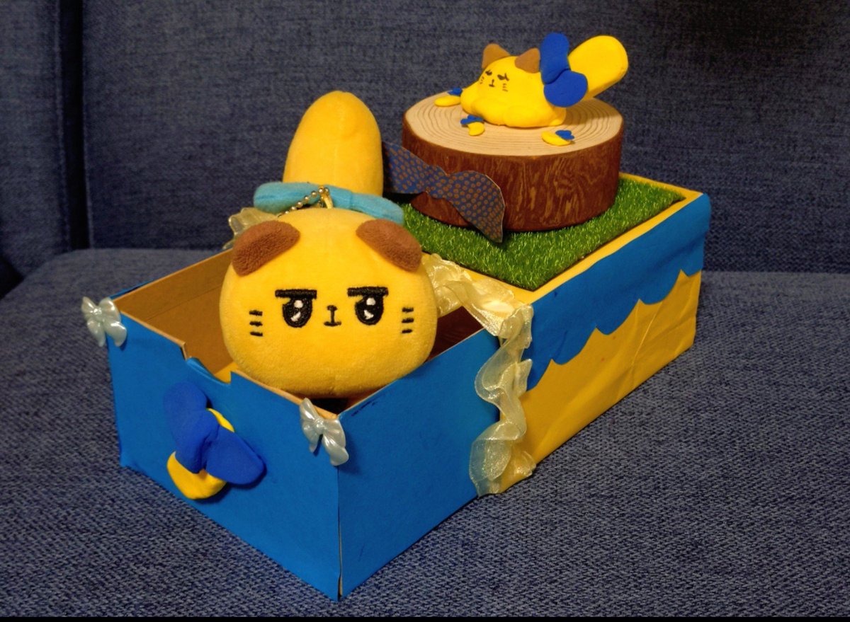 Ao87gi_photo's tweet photo. 東京ばななやザックサンドなどのお菓子を収納するボックスを作ってみました！
箱の上では中のお菓子を食べちゃったばにゃ奈が寝てます🤭
外装の黄色の部分や箱の内部、リボンは東京ばななの包装紙を再利用してみました🍌
#東京ばな奈自由研究大賞2026
#おとな部門
#東京ばにゃ奈 https://t.co/IuC17HqQqZ