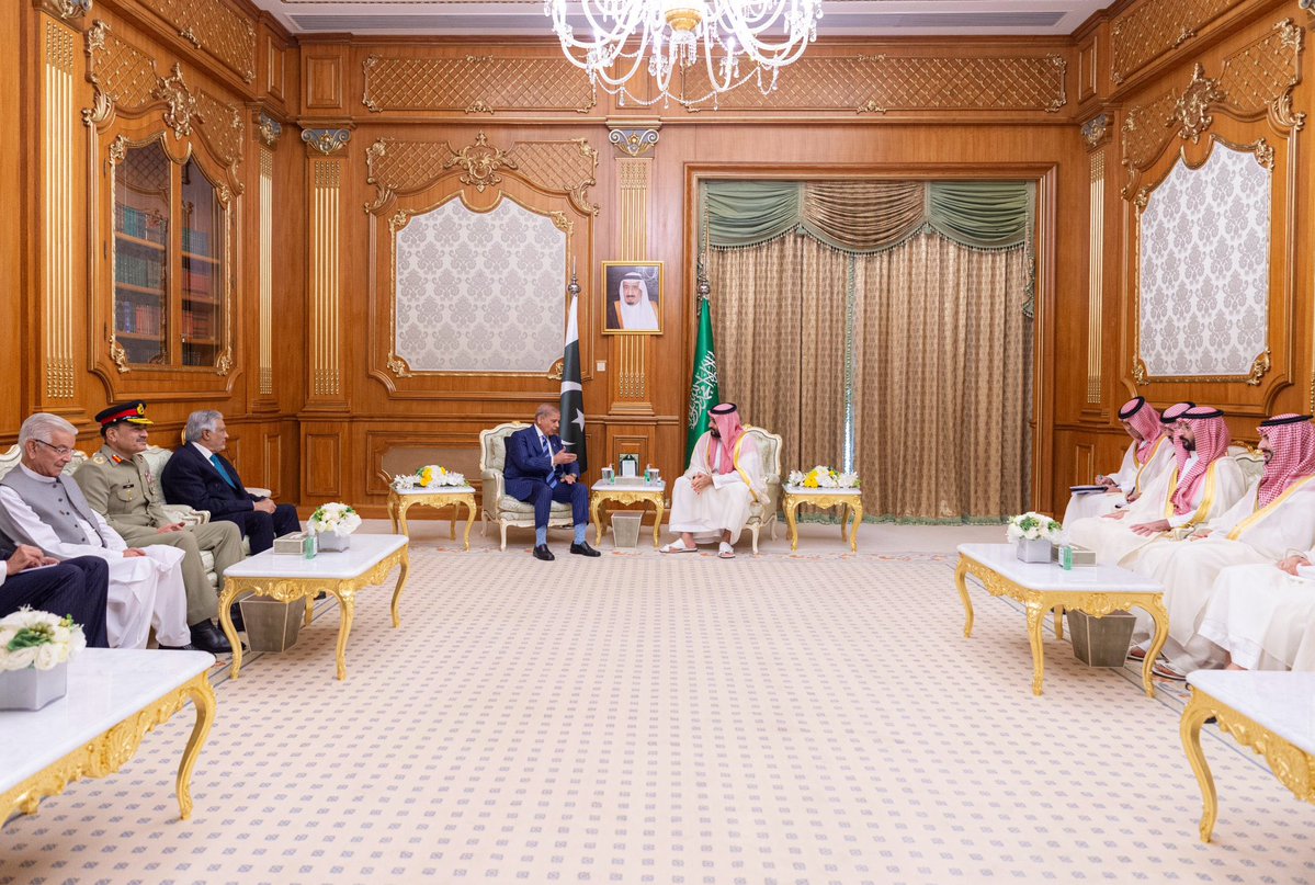 HRHMBNSALMAAN's tweet photo. سمو سيدي #ولي_العهد يلتقي في مكة المكرمة رئيس الوزراء في جمهورية باكستان الإسلامية. https://t.co/CEUXmFVmRp