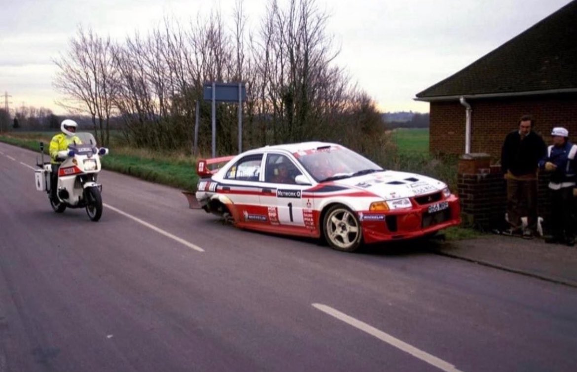 WRCPAST's tweet photo. 🇬🇧 1998 Network Q RAC Rally 

🇫🇮 Tommi Makinen and 🇫🇮 Risto Mannisenmaki after they lost the right-rear wheel on a concrete block due to oil from an earlier historic car.

Everyone thought Sainz and Moyà would be World Champions but retired when the Toyota Corolla's engine failed on the final stage of the rally just yards from the finish. 

What a crazy end. 

@OfficialWRC 

#cars #mitsubishi #uk #japan
