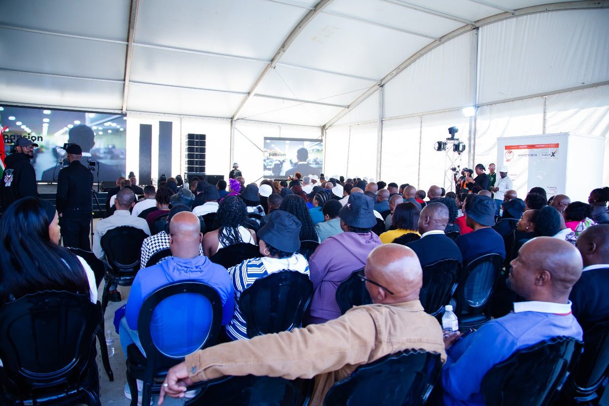 Oscarkhomotsoh's tweet photo. The journey from graduate to professional starts with practical experience. PowerX² is making that journey possible, one opportunity at a time. #ServicesSETA #PowerX2 https://t.co/dF5Ur8pchG