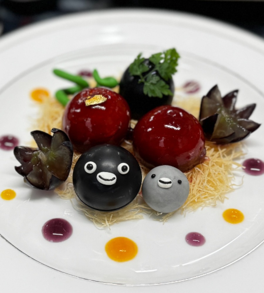 fashionpressnet's tweet photo. 「Suicaのペンギン」秋スイーツビュッフェが池袋・ホテルメトロポリタンで、“にっこり微笑む”ぶどうムース＆マカロン - https://t.co/CW2ogCLNj6 https://t.co/JtgGLxQQmL