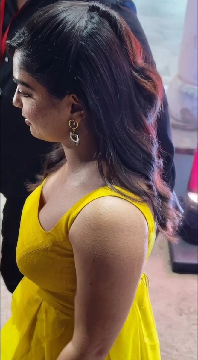 snn3814's tweet photo. Shh #gourikishan munda enama koluthu poi gummunu Iruka..uff adhuvum andha mola and arms la semma veri yethudhu 🥭🤤🥵😘...iva ivlo sexy ah irupa nu nenachu kuda pakala... first Post for her...ahh ava molaiku naduvula face vachu spank panni sappi uriyanum 🥭🤤 #Gourikishanhot 🥵🍑 https://t.co/RKAU17q9Bp