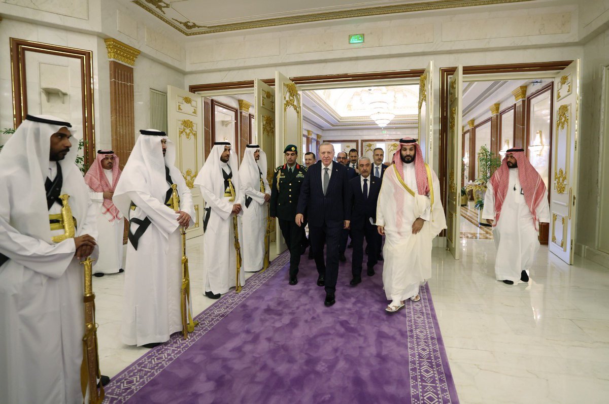 Akparti's tweet photo. Cumhurbaşkanımız Sayın Recep Tayyip Erdoğan, Suudi Arabistan'ın Mekke şehrinde Suudi Arabistan Veliaht Prensi Muhammed bin Selman ile görüştü. https://t.co/t4MEybeKvg