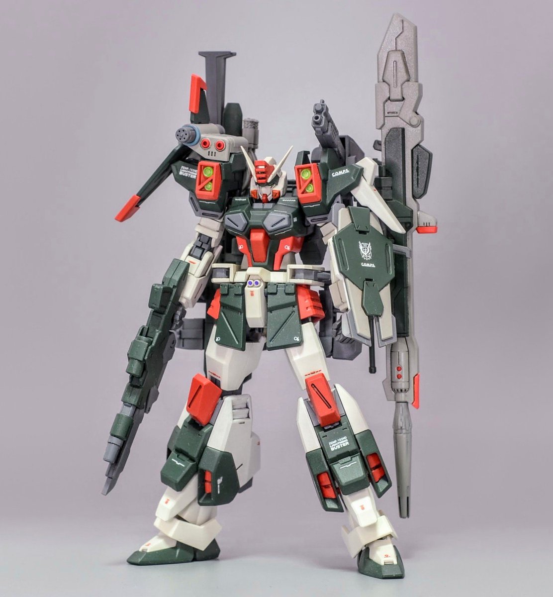 O15RXnhQL8nvfYW's tweet photo. HGCE 1/144 ライトニングバスターガンダム改造
【タクティカルバスターガンダム】
完成しました！

ファウンデーションとの戦いの後、戦力補強のためにコンパスに配備されたバスターという設定で製作しました
高速ホバー機動が可能な新型脚部や大型対艦ライフル装備の陸戦仕様です
続きもどうぞ↓ https://t.co/npqivIqQKf