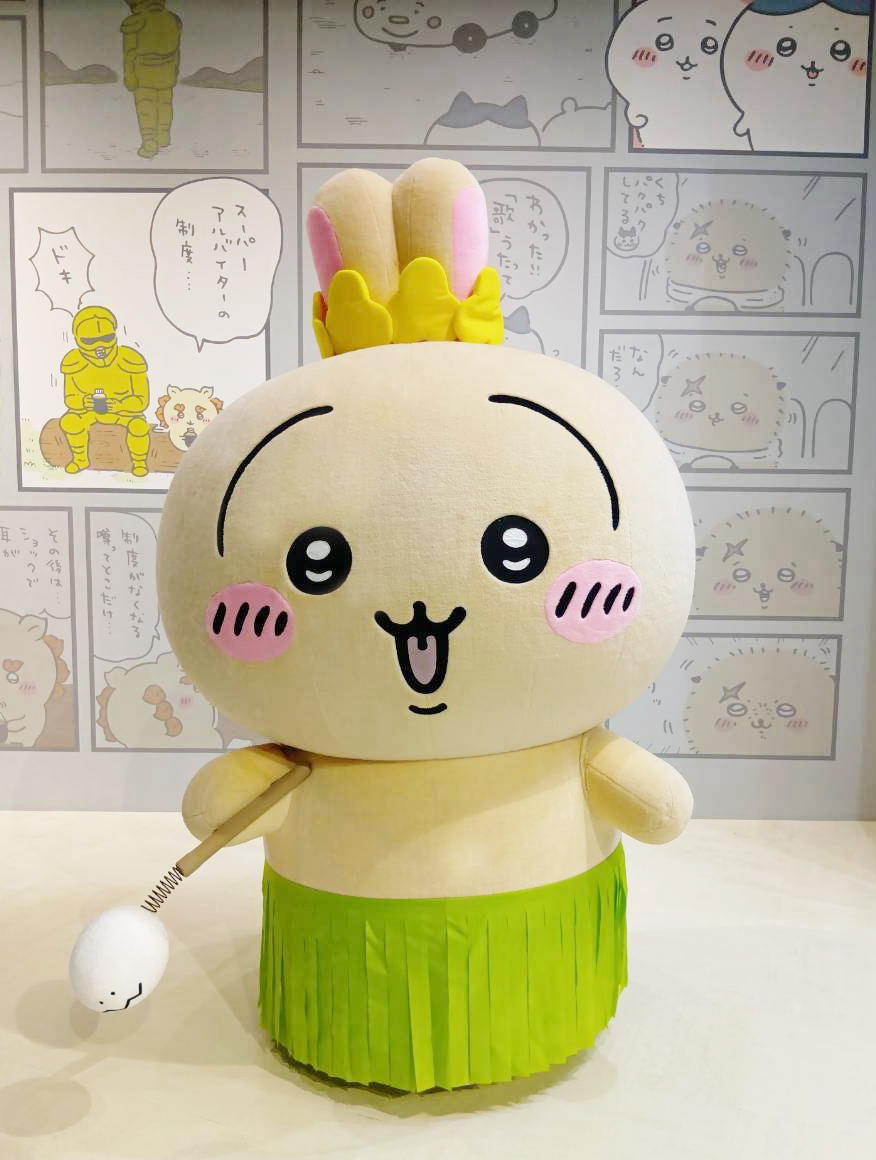 chiikawa_parkjp's tweet photo. ＼ちいかわパーク1周年記念／

ちいかわパーク内にて10,000円(税込)以上お買い上げの方に『#映画ちいかわ 人魚の島のひみつ』に登場する武器「びんよよ」を1個プレゼント中✨

B1Fカチューシャ売り場も「びんよよ」特典対象
レジです✨「びんよよ」持って、うさぎと一緒に
写真が撮れるかも⁉📸

※写真はプレゼント実物とは異なります。

🔻チケット情報はこちら
https://t.co/r4cbrSEzsQ

#ちいかわ #ちいかわパーク #Chiikawapark
#ちいかわパーク1周年