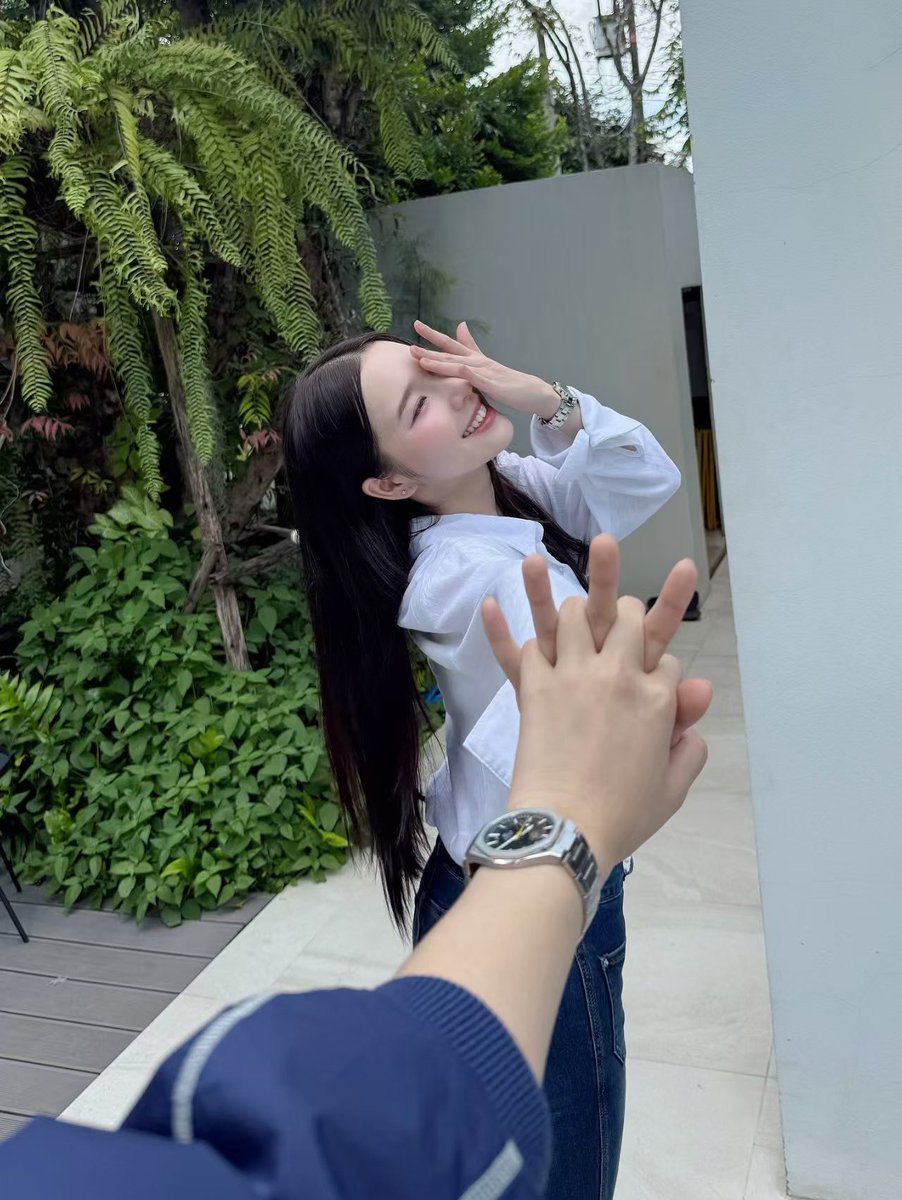 Wanglingcfla's tweet photo. Let's go with an oil painting style then, Mieaya forever

#PlusASelcaDay https://t.co/x75Z4nh1r9