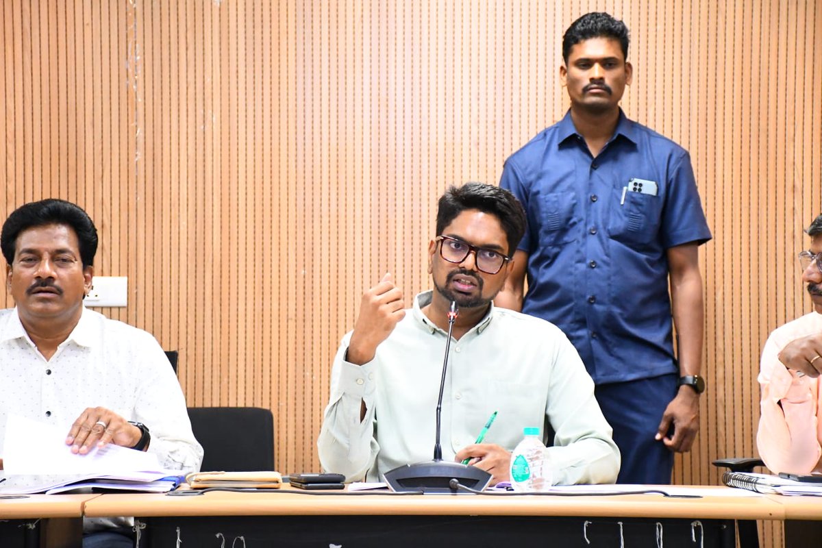 Collector_WNP's tweet photo. శుక్రవారం ఐ.డి.ఓ సి సమావేశ మందిరంలో శ్రీ నిధి జోనల్ మేనేజర్ టి.వి.రవి కుమార్ ఆధ్వర్యంలో ఎ.పి.యం., గ్రామీణాభివృద్ధి శాఖ సిబ్బందితో ఏర్పాటు చేసిన శ్రీనిధి సమీక్ష సమావేశానికి జిల్లా కలెక్టర్ ఆదర్శ్ సురభి హాజరయ్యారు. https://t.co/urgApQLkhl