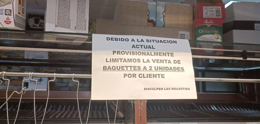 pandemic_soccer's tweet photo. La “normalidad” de Ceuta

Supermercados desabastecidos y limitaciones hasta para comprar el pan.

Y sí, la estanteria del fondo es la de la carne de cerdo.

Y nadie dimite. https://t.co/5cOSNrH4UC