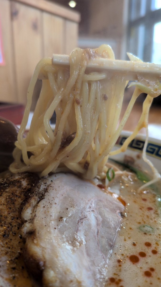 0008818a's tweet photo. 今日のラーメン（8月7日 浜田屋県庁店）
今年254杯目。
担々麺をいただきました。
ゴマの風味、ラー油の辛味そして仄かなシビレが効いた辛旨のスープ、シコシコの食感の細ストレート麺そしてやや厚みがあって柔らかなチャーシューが印象的です。 https://t.co/iUsdLED2PP