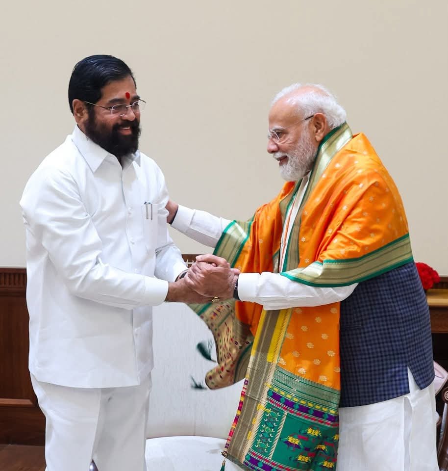 Shivsenaofc's tweet photo. देशाचे आदरणीय पंतप्रधान मा.ना.श्री. नरेंद्रजी मोदी साहेबांची आज शिवसेना मुख्य नेते व उपमुख्यमंत्री मा.ना.श्री. एकनाथजी शिंदे साहेबांनी शिवसेनेच्या खासदारांसह दिल्ली येथे सदिच्छा भेट घेतली. या भेटीदरम्यान महाराष्ट्राचा सर्वांगीण विकास, सध्याची पावसाची परिस्थिती यांसह विविध विषयांवर सकारात्मक चर्चा करण्यात आली.

यावेळी शिवसेनेचे संसदीय गटनेते खासदार डॉ. श्रीकांत शिंदे, सर्वश्री खासदार श्रीरंग बारणे, रवींद्र वायकर, नरेश म्हस्के, ओमराजे निंबाळकर, भाऊसाहेब वाकचौरे, संजय जाधव, संजय देशमुख, नागेश पाटील आष्टीकर, संजय दिना पाटील आणि राज्यसभा खासदार प्रा. डॉ. ज्योतीताई वाघमारे उपस्थित होत्या.

#Shivsena #EknathShinde #NarendraModi
